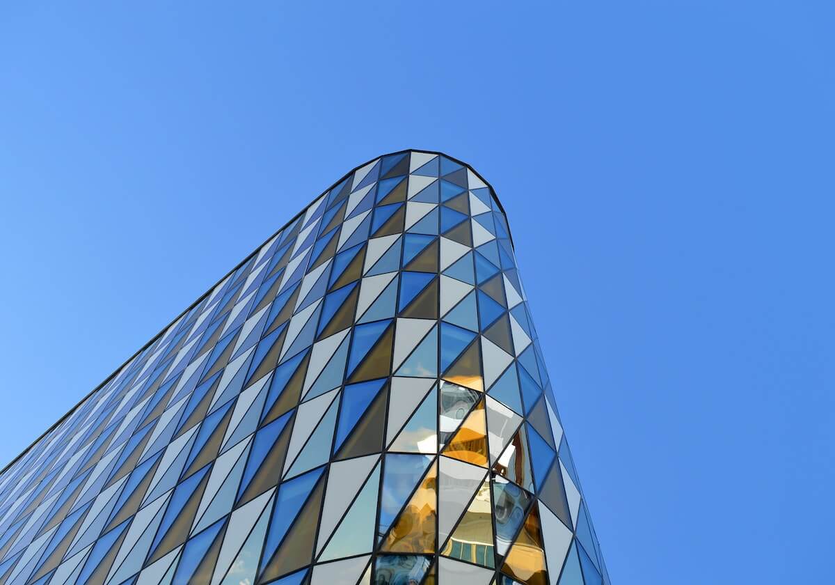 91网深度揭秘:八卦风波背后,主持人在粉丝见面会的角色疯狂令人意外